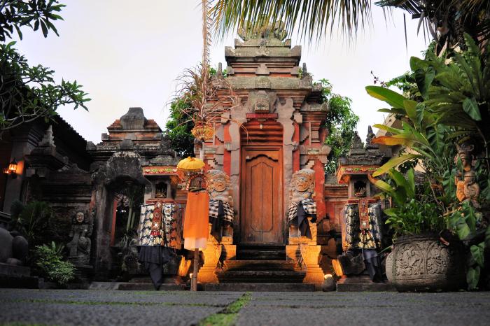 Ubud puri royal saren bali palace agung indonesia things water