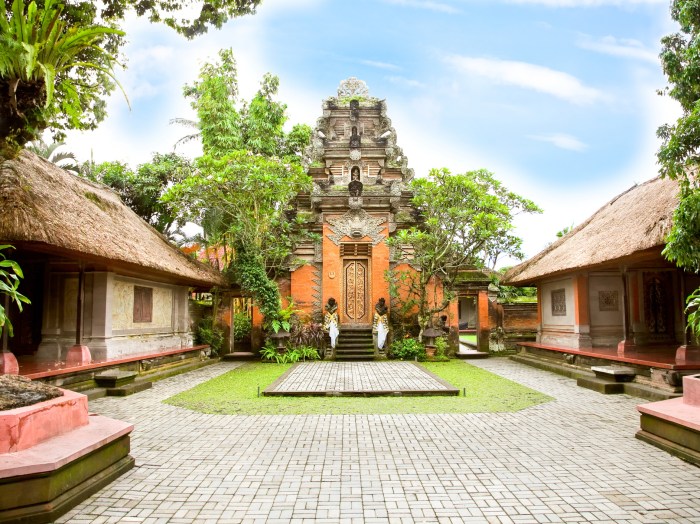 Ubud puri saren indonesia agung istana tourist antonia aktivitas gerbang holidify reale